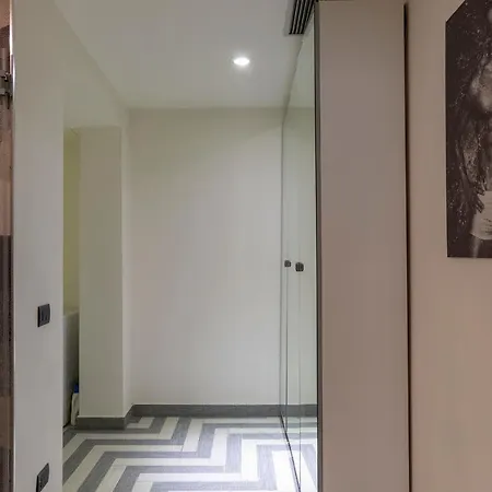 Armani House, Superior In Center Apartment Milan